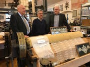 Sie wollen sich weiterhin für den Erhalt des Museums von nationaler Bedeutung einsetzen: Gottlob Lutz, Museumskurator und Vertreter der Eignerfamilie, Richard Holenstein , Präsident des Vereins Textilmuseum Sorntal, und Gemeindepräsident Niklaus Hollenstein. (Bild: Andrea Häusler)