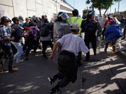 Hunderte Menschen aus dem Flüchtlingstreck aus Zentralamerika haben in der mexikanischen Stadt Tijuana die Grenze zu den USA gestürmt. (Bild: KEYSTONE/AP/RAMON ESPINOSA)
