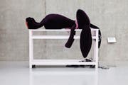 Totale Erschöpfung oder erholsames Nickerchen? Der Stoffhase von Cosima von Bonin und Moritz von Oswald. (Bild: Rudolf Sagmeister)