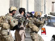 Der IS hat am Samstag einen Anschlag auf eine Militärbasis in Afghanistan vom Freitag für sich reklamiert. (Bild: KEYSTONE/EPA/HEDAYATULLAH AMID)
