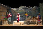 Auf Sepplis Alp gehts bald rund, als unerwartete Gäste auftauchen. Die Theatergruppe Neuheim feiert mit dem Stück «Älplerläbe» ihr 50-Jähriges. Bild: Maria Schmid (23. November 2018)