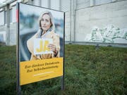 Ungewohnt dezent: Die Stimmbürger haben trotz des neuen Designs die SVP als Urheberin der Plakate erkannt. (Bild: KEYSTONE/PETER SCHNEIDER)