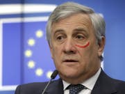 EU-Parlamentspräsident Antonio Tajani beim EU-Gipfel am Sonntag mit einem hellroten Halbkreis unter dem linken Auge als Zeichen gegen Gewalt an Frauen. (Bild: Keystone/AP/OLIVIER MATTHYS)