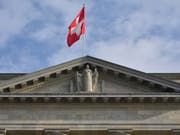 Das Schweizer Volk hat heute Sonntag über drei Vorlagen abgestimmt. Erste Trends zeigen, dass die Selbstbestimmungsinitiative und die Hornkuhinitiative verworfen werden, während das Gesetz über die Sozialdetektive angenommen wird. (Archivbild). (Bild: KEYSTONE/CHRISTIAN BRUN)