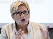 Warb für die Steuersenkung: Die Berner Finanzdirektorin Beatrice Simon (BDP). (Bild: Keystone/PETER SCHNEIDER)