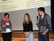 Gemeinderätin Lisbeth Berchtold (links) ehrt Vivianne Härri, C-Kader Ski Alpin, Schweizer Meisterin Kombination 2018 sowie Janik Riebli, B-Kader Langlauf, Schweizer Meister U 20, 10 km Verfolgung.(Bild: Robert Hess, Giswil, 23. November 2018)