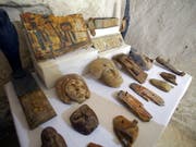Funde aus dem Grab des Chef-Mumifizierers in der Totenstadt Al-Asasif bei Luxor. (Bild: KEYSTONE/EPA/KHALED ELFIQI)