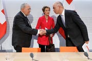 Handschlag zum Abschluss (von links): Johann Schneider-Ammann, Simonetta Sommaruga und Alain Berset am Ende der Medienkonferenz in Bern. (Peter Klaunzer/Keystone, 25. November 2018)