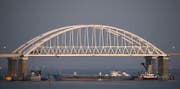 Ein russisches Schiff blockiert die Passage zwischen Schwarzem und Asowschem Meer. (Bild: ap/ap)