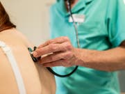 Wer zum Arzt oder ins Spital muss, soll künftig einen grösseren Teil der Rechnung selber zahlen. (Bild: KEYSTONE/CHRISTIAN BEUTLER)
