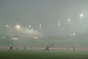 St. Gallen rennt hinterher: Schon in der dritten Minute enteilt der Grasshopper Djibril Diani im Pyro-Nebel und legt zum 1:0 für die Zürcher auf. (Bild: Andy Müller/Freshfocus)