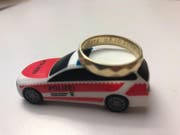 Originelle Idee: Ein Mini-Polizeiauto mit dem Fundstück auf dem Dach. (Bild: Kapo SG)