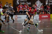 Der Sarner Noah Boschung (am Ball) erzielt den Ausgleichstreffer zum 3:3.Bild: Corinne Glanzmann (Sarnen, 25. November 2018)