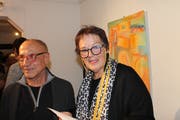 Künstler Carlo Bazzoni mit Laudatorin Monika Schuler. (Bild: Robi Kuster (Altdorf, 23. November 2018))