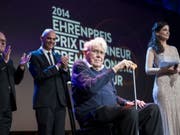 Der Zürcher Filmautor Alexander J. Seiler (Mitte) ist am 22. November 2018 im Alter von 90 Jahren gestorben. 2014 erhielt er beim Schweizer Filmpreis den Ehren-Quartz. Die Laudatio hielt Bundesrat Alain Berset (zweiter von links). (Bild: Keystone/ENNIO LEANZA)