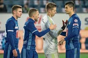 Freundschaftliche Gesten nach dem Basel-Spiel (von links): Silvan Sidler, Christian Schneuwly, Ex-FCL-Goalie Jonas Omlin und Lazar Cirkovic. (Bild: Alexandra Wey/Keystone (Luzern, 25. November 2018))