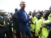 Arsenals langjähriger Ex-Trainer Arsène Wenger (Bildmitte) ist auch im «Ruhestand» noch begehrt. Der Franzose soll bei Bayern München im Falle eines Trainerwechsels zu den Topkandidaten zählen (Bild: KEYSTONE/EPA/AHMED JALLLANZO)