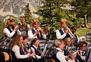 Mit voller Puste vor Bergkulisse: Die Musikgesellschaft Roggwil spielen an ihrem Unterhaltungsabend. (Bild: Ramona Riedener)