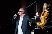 Konstantin Wecker auf der Bühne im Theater Casino Zug. (Bild: Stefan Kaiser (Zug, 25. November 2018))