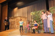 Beim Theater ging es hoch zu und her auf der Bühne. (Bild: Trudi Krieg)