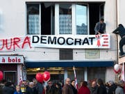 Militante Jurassier am Sonntag bei der Wahl des Stadtpräsidenten in Moutier. (Bild: KEYSTONE/LAURENT GILLIERON)