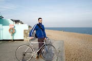 Peter Stäuber ist gerne mit dem Velo unterwegs - hier am Strand in der Brexit-Stadt Folkestone. (Bild: pd)