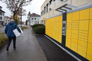Seit gestern können Pakete beim Automaten vor der Postfiliale am Bahnhof aufgegeben und abgeholt werden. (Bild: Gianni Amstutz)