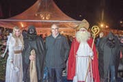 Der Luzerner Stadtpräsident Beat Züsli mit dem Christkind und dem Beggrieder Samichlais. (Bild: PD)