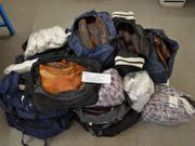 Grenzwächter fanden am 9. November im St. Galler Rheintal in einem Lieferwagen 987 Kilogramm geschmuggeltes Fleisch sowie Frischkäse, Spirituosen und Zigaretten. Drei Serben hatten damit die Grenze in Schmitter SG passiert. (Bild: Eidgenössische Zollverwaltung)