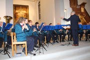 Die Musikanten der Stadtmusik spielen unter der Leitung von Harald Fröhlich. (Bild: Judith Meyer)