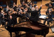 Andreas Haefliger und das Tonhalle-Orchester Zürich am Sonntag im KKL-Konzertsaal. (Bild: Priska Ketterer / Lucerne Festival)