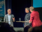 Matthias Hüppi und Alain Sutter auf der Bühne mit Moderator Reto Scherrer. (Bild: Andrea Stalder)