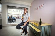 Philipp Grob im «Chlapf». Vorerst dient sein Laden, um den selbst gemachten Naturwein zu verkaufen. (Bild: Ralph Ribi)