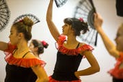 Die Ballettschule von Svetlane Koop (im Fokus: Sophie Erb) führt den «Nussknacker» mit dem Russischen Nationalballett auf. (Bild: Dominik Wunderli, 21. November 2018)