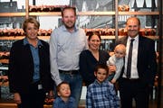 Die Familie Madörin umrahmt von Regierungsrätin Cornelia Komposch und Gemeindepräsident Max Vögeli. (Bild: Werner Lenzin)