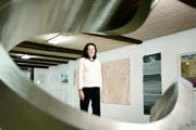 Z-Galerie Baar: Maria Ziegler zeigt in der Galerie eine Gedenkausstellung an ihren verstorbenen Mann und Galeriegründer Willy Ziegler. (Bild: Stefan Kaiser (Zug, 22.November 2018))