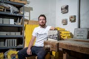 Zaubert Bilder auf Betonwürfel: Christoph Arnold aus Altdorf. (Bild: Pius Amrein (21. November 2018))