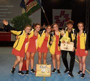 Fünf der sechs vom Jugend-Team vom TV Oberschan freuen sich zusammen mit Trainer Renato Corrocher über Platz vier im Final. (Bild: Ursina Marti)