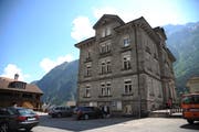Der Schulhausplatz in Wassen soll saniert werden. Archivbild: Urs Hanhart