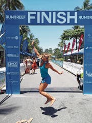 Nach den Strapazen mag sie – frisch geduscht – vor Freude hüpfen: Lena Steuri im Zielbereich des Great Barrier Reef Marathon. (Bild: PD)