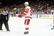 Klotens Jussi Jokinen hat über 1000 NHL-Partien bestritten – einige davon im Dress der Detroit Red Wings. (Bild: Getty (Boston, 26. September 2018))