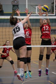 Das Timing des Neuenkircher Blocks mit Fabienne Stirnimann (Nummer 6) und Marlen Bachmann (Nummer 12) ist perfekt.Bild: Manuela Jans-Koch (Neuenkirch, 24. November 2018)