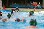 Der Ägerer Verstärkungsspieler Kristof Koltai (am Ball) glänzt mit sechs Treffern. (Bild: Maria Schmid (Oberägeri, 10. November 2018))