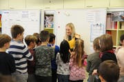 Die Kinder haben Amber Sharp ins Herz geschlossen. (Bild: Philipp Unterschütz, Hergiswil, 23. November 2018)