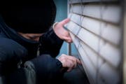 Die Täterschaft brach offenbar ein Fenster auf, der Sachschaden beläuft sich auf rund 500 Franken. (Bild: Mareycke Frehner)