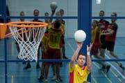 Ein Willisauer versucht gegen Neuenkirch einen Korb zu erzielen. Ruswil gegen Schwyz, am Ende wird dieses Spiel mit 12:10 für die Luzerner 1.-Ligisten ausgehen. (Bild: Corinne Glanzmann (Luzern, 24. November 2018))