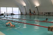 Die Bademöglichkeit im Winter nutzen viele Schwimmer. (Bild: PD)