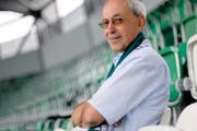 Kolumnist Fredi Kurth auf der Gegentribüne der AFG-Arena. (Bild: Ralph Ribi)