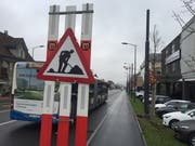 Kantonsstrasse in Ebikon: Die bestehenden Masten der Strassenbeleuchtung werden ersetzt durch massivere, kombinierte Fahrleitungs- und Beleuchtungsmasten. (Bilder: Roman Hodel, 26. November 2018)