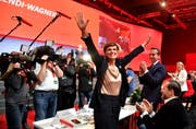 Die neue SPÖ-Bundesparteivorsitzende Pamela Rendi-Wagner nach ihrer Wahl mit 97,8 Prozent, ihr Mann Michael Rendi und Alt-Parteichef Christian Kern (SPÖ) beim 44. Ordentlichen Bundesparteitag der SPÖ. Bild: Barbara Gindl/Keystone (Wels, 24. November 2018)